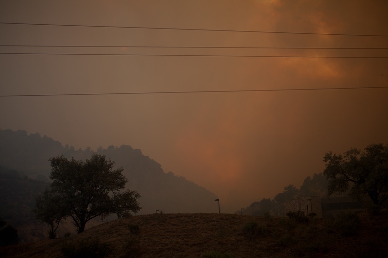 fire-comes-down-the-ridge-behind-garden-of-the-gods_7451762916_o